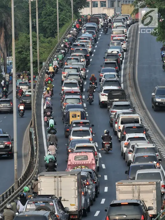 Kendaraan bermotor terjebak kemacetan di Jalan KH. Abdullah Syafei, Jakarta, Senin (9/9/2019). Perluasan wilayah ganjil genap yang berlaku hari ini membuat pengendara beralih ke ruas jalan alternatif sehingga jumlah kendaraan meningkat dan menyebabkan kemacetan panjang. (merdeka.com/Iqbal Nugroho)