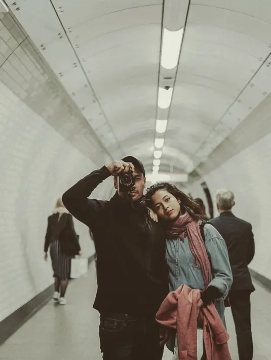 Potret kemesraan Chicco Jerikho dan Putri Marino saat sedang di London Underground, London. Doa selalu bahagia dari warganet selalu menghiasi kolom komenter. (Instagram/chicco.jerikho)