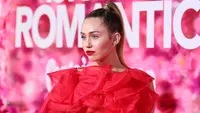 Penyanyi dan artis Hollywood, Miley Cyrus berpose saat tiba menghadiri pemutaran perdana film "Isn't It Romantic" di Los Angeles (11/2). Miley Cyrus tampil memesona dengan gaun berwarna merah Maison Valentino. (AFP Photo/Jean-Baptiste Lacroix)