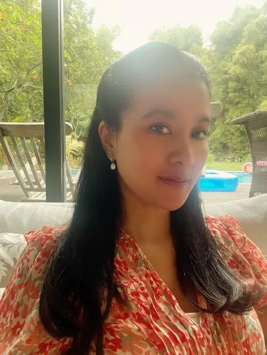 Dress pilihan Marcella jatuh pada motif floral dengan warna teracota yang segar. [@marcella_zalianty].