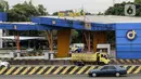 Kendaraan melintasi Gerbang Tol Pondok Ranji di Tangerang Selatan, Banten, Senin (18/1/2021). Kenaikan tarif jalan tol lingkar luar Jakarta (JORR) berlaku mulai 17 Januari 2021. (Liputan6.com/Johan Tallo)