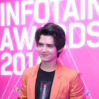 Mengenai mini album yang akan dikeluarkan oleh Aliando, pesinetron tampan ini mengaku jika mini album tersebut berisi lagu-lagu ciptaannya sendiri. Dan juga ada ciptaan sang idola yang masih dirahasiakannya. (Nurwahyunan/Bintang.com)