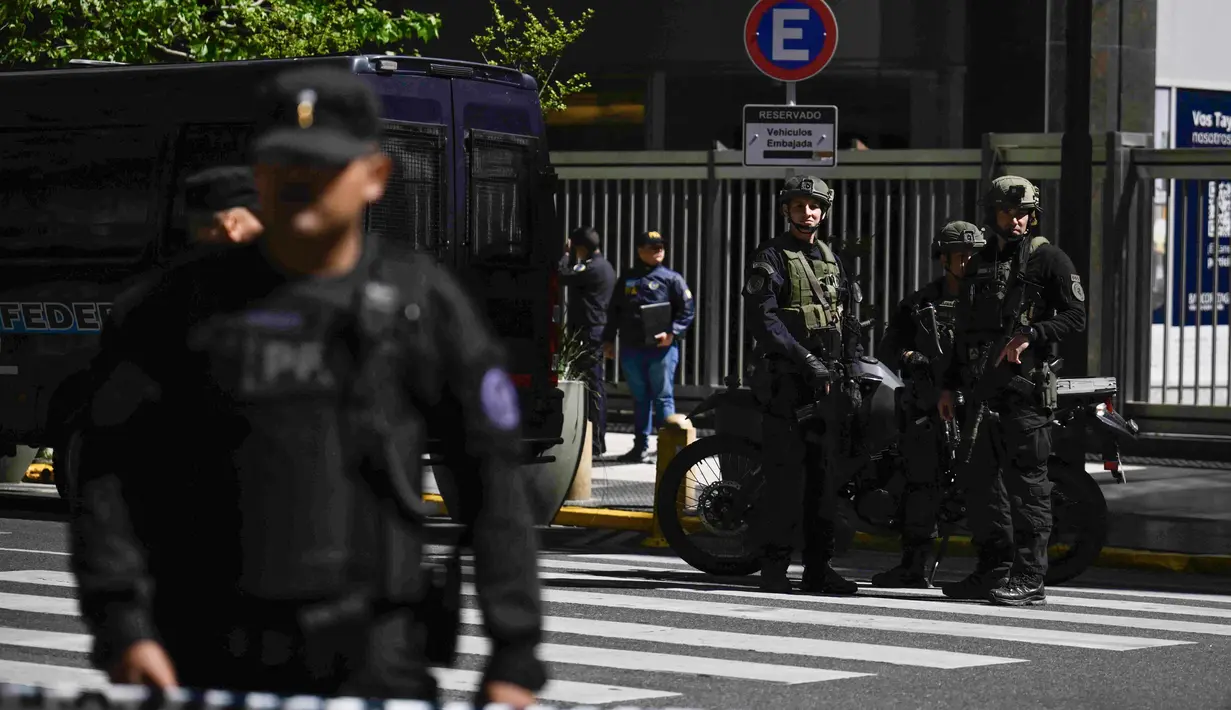 Skuadron penjinak bom federal tidak mendeteksi adanya alat peledak di Kedutaan, menurut sumber kepolisian. (Luis ROBAYO / AFP)