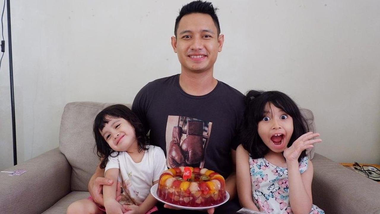 Lian Firman juga bersyukur, meski masih kecil, anaknya mengerti soal pekerjaan yang dilakoninya.<br>