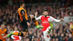 Pemain Arsenal, Olivier Giroud (kanan), berebut bola dengan pemain Hull City, Curtis Davies dalam putaran kelima Piala FA Inggris di Stadion Emirates, London, Inggris, Sabtu (20/2/2016). (Action Images via Reuters/John Sibley)