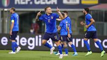 Pemain Italia Ciro Immobile melakukan selebrasi usai mencetak gol ke gawang Republik Ceko pada pertandingan persahabatan internasional di Bologna, Italia, Jumat (4/6/2021). Italia menang 4-0. (AP Photo/Antonio Calanni)
