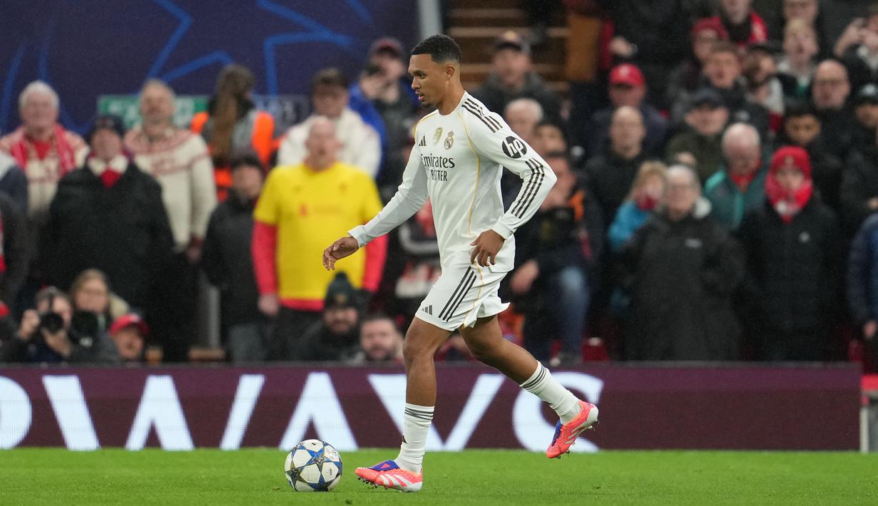 Pemain Real Madrid, Trent Alexander-Arnold menggiring bola dalam laga Liga Champions 2025/2026 melawan Liverpool di Anfield, Liverpool, Inggris, Selasa (04/11/2025) waktu setempat. (AP Photo/Jon Super)