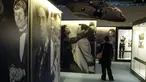 Seorang pengunjung mengunjungi pameran yang didedikasikan untuk James Bond di aula utama Grande Halle de la Villette, Paris, Rabu (13/4). Pameran ini menyajikan lebih dari 500 benda asli yang berkaitan dengan karakter yang terkenal. (PATRICK Kovarik/AFP)