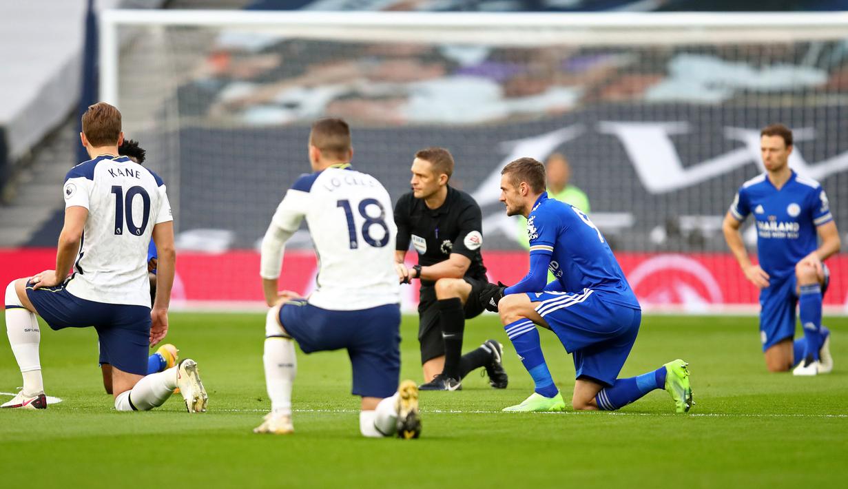 Para pemain dan wasit berlutut sebagai dukungan kampanye gerakan Black Lives Matter, sebelum laga lanjutan Liga Inggris 2020/21 antara Tottenham Hotspur dan Leicester City di Tottenham Hotspur Stadium, London, Minggu (20/12/2020). (AFP/Julian Finney/Pool)