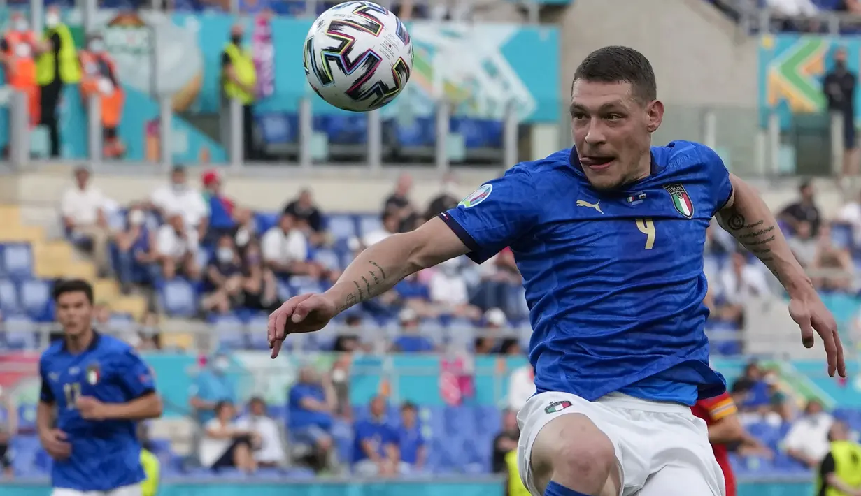 Dengan unggul jumlah pemain, Italia tampak leluasa mengobrak-abrik perthanan Wales. Pada menit ke-65 striker Andrea Belotti hampir menggandakan kedudukan saat tendangan jarak dekatnya masih mampu dimentahkan Danny Ward. (Foto: AP/Pool/Alessandra Tarantino)
