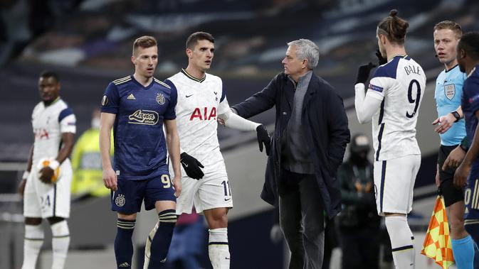 Erik Lamela dari Tottenham digantikan Gareth Bale pada babak 16 besar Europa League, leg pertama lawan Dinamo Zagreb di Tottenham Hotspur Stadium di London, Inggris, Kamis, 11 Maret , 2021. (Foto AP / Alastair Grant, Pool)