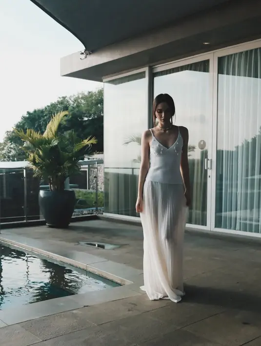 Ia nampak kenakan dress putih dari merek asal Australia, Meshki dengan vibes ala Victoria Beckham [@alyssadaguise]