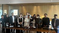 Hotman Paris dampingi santriwati korban pelecehan di Ponpes Pati. (Liputan6.com/Muhammad Radityo)