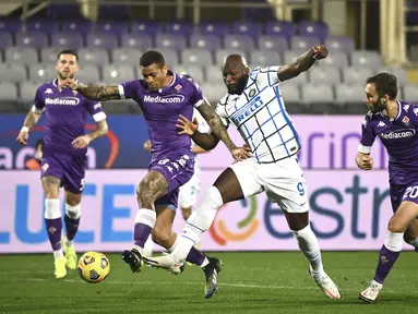 Penyerang Inter Milan, Romelo Lukaku berebut bola dengan bek Fiorentina, Igor Fiorentina ada lanjutan laga Liga Italia di Stadion Artemio Franchi, Sabtu dinihari WIB (6/2/2021). Inter Milan mengalahkan Fiorentina 2-0 dan menggusur AC Milan dari puncak klasemen Serie A. (Massimo Paolone/LaPresse via