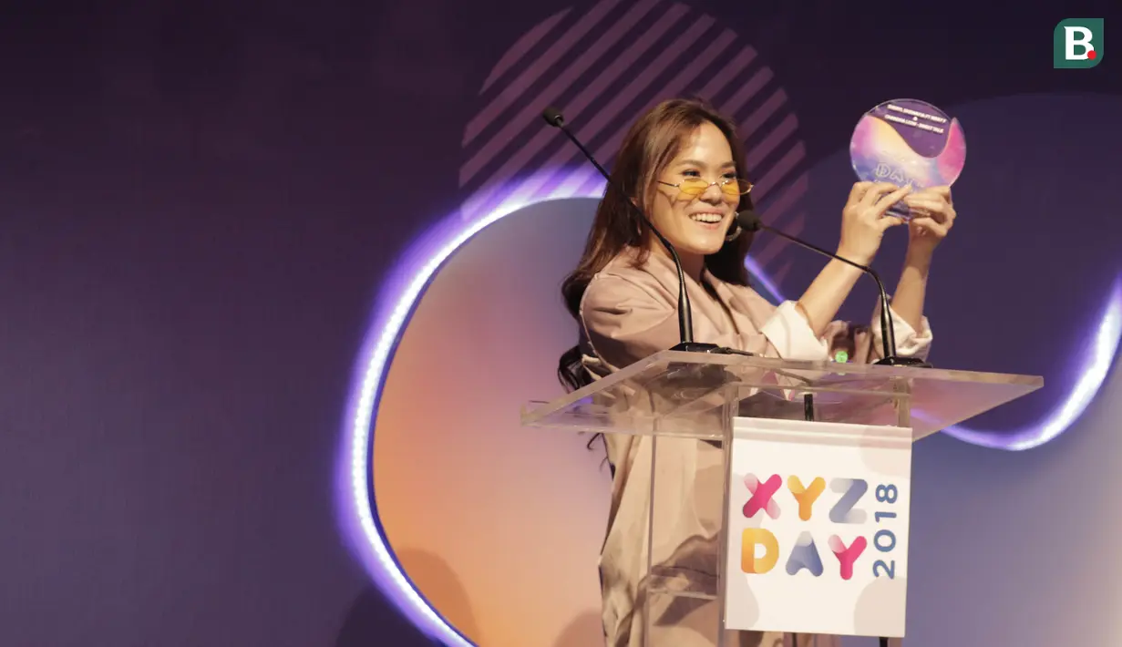Musisi, Sheryl Sheinafia, meraih penghargaan XYZ Day 2018 kategori musik di The Hall Senayan City, Jakarta Pusat pada Rabu (25/4/2018). Acara XYZ Day juga merupakan ajang perkenalan KapanLagi Youniverse. (Bola.com/M Iqbal Ichsan)