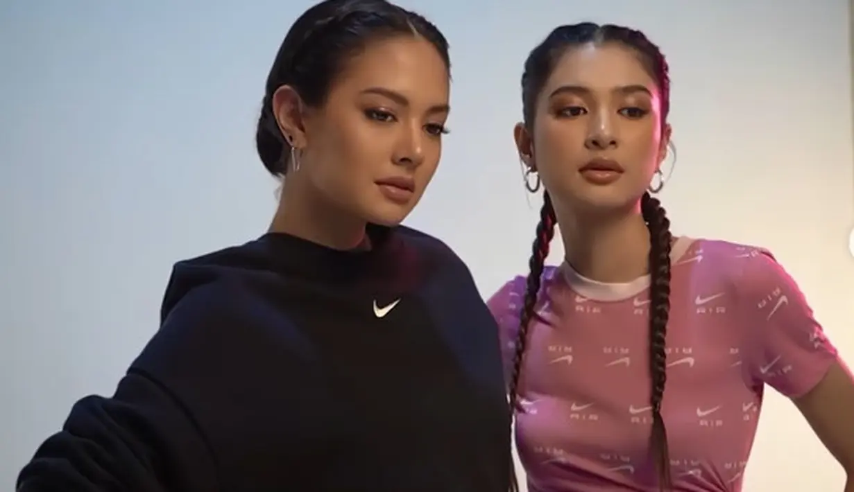 Berganti look, Aurelie pilih kenakan sweatshirt navy yang super nyaman [@aurelie]