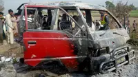 Bus yang terkena kebakaran pada 25 Mei 2013, sedikitnya 16 anak dan guru mereka tewas ketika bus sekolah mereka terbakar di Pakistan timur. (AFP)
