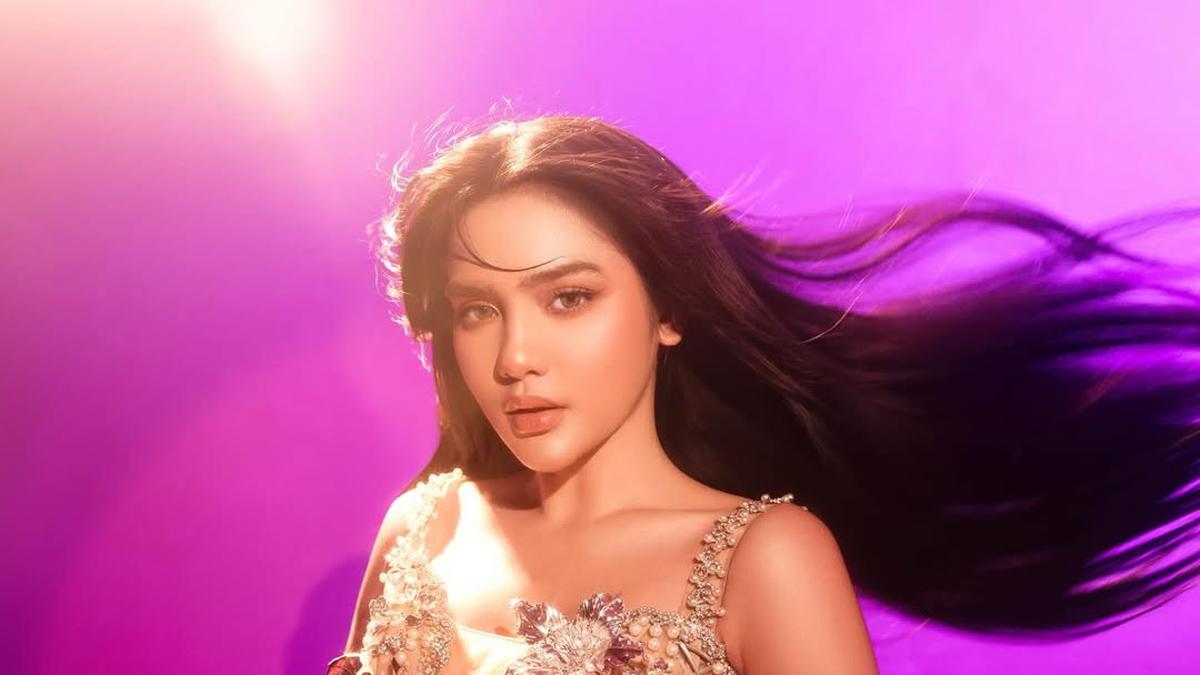 6 Pesona Paripurna Davina Karamoy Berbalut Gaun Full Mutiara, Tampil Glamor Bak Artis Hollywood