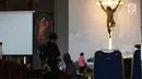 Panitia Gereja Santa Anna merapikan altar dan mempersiapkan tempat peribadatan malam Misa Natal di Duren Sawit, Jakarta, Senin (24/12). Persiapan tersebut untuk menyambut umat Kristiani yang akan beribadah pada malam Misa Natal. (Merdeka.com/Imam Buhori)