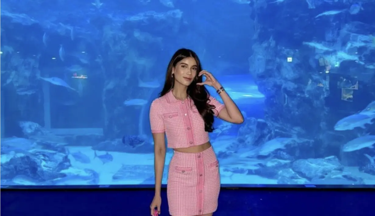 Tampilan kali ini membuat ia tampak begitu feminin. [Foto: Instagram/ Sabrina Chairunnisa]