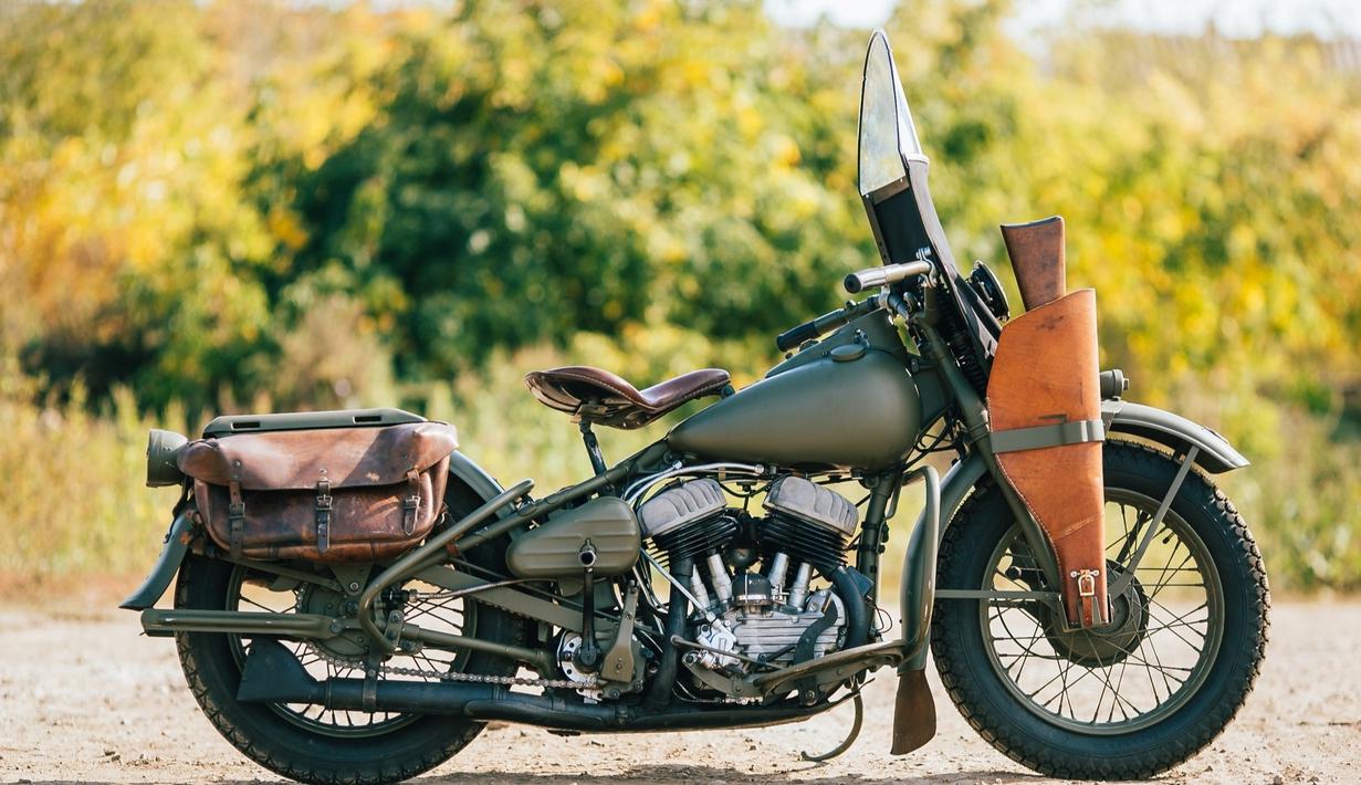 Harley-Davidson WLA merupakan salah satu model legendaris dari pabrikan moge asal Amerika tersebut. Motor keluaran 1940an ini ditenagai oleh mesin V-Twin khas Harley-Davidson berkapasitas 740cc yang mampu menghasilkan tenaga sebesar 25 Hp. Mesin tersebut dipadukan dengan transmisi manual 3-speed. Walaupun sudah berumur, motor ini masih diburu para kolektor motor klasik. (Source: motor-of-war.ru)