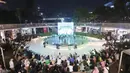 Penonton memenuhi area Taman Literasi Martha Tiahahu untuk menyaksikan aksi teatrikal para pemain Home Sweet Loan The Musical dalam POPSICAL: Mini Pop Up Show. (KLY/Budy Santoso)