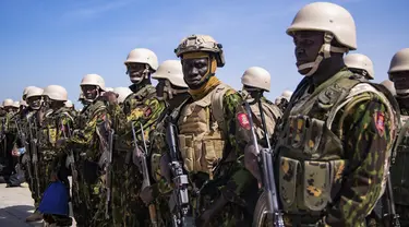 Polisi dari Kenya berdiri di landasan Bandara Internasional Toussaint Louverture setelah mendarat di Port-au-Prince, Haiti, Selasa (25/6/2024). (AP Photo/Marckinson Pierre)