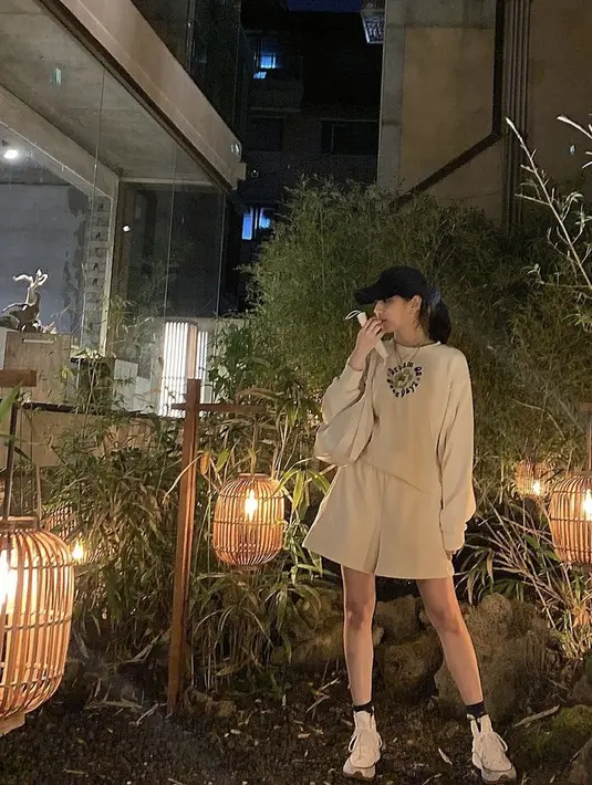 Kombinasi sweatshirt dan short pants warna senada dan aksesori berupa topi menarik untuk disontek. Simple but stylish! (Instagram/happy_yein).