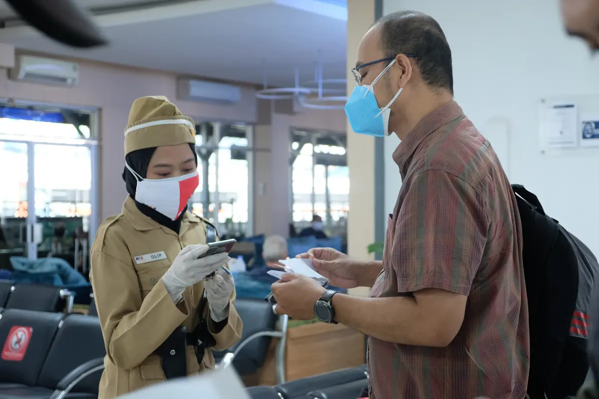 Suasana HUT RI di Stasiun Surabaya. (Dian Kurniawan/Liputan6.com)