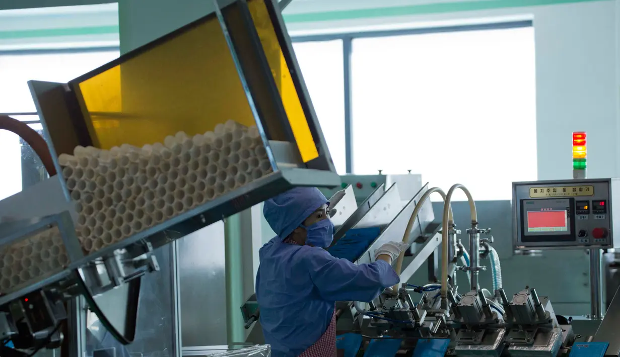 Seorang pekerja memproduksi produk kosmetik di Pabrik Kosmetika Pyongyang di Pyongyang, Korea Utara, 8 September 2018. Pabrik Kosmetik Pyongyang adalah salah satu produsen utama barang-barang kosmetik di Korea Utara. (AP Photo/Ng Han Guan)