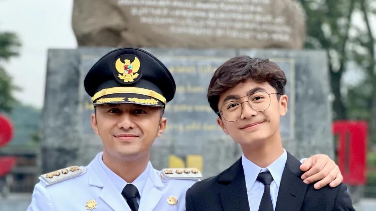 Penampilan Hengky Kurniawan dan Bintang langsung mencuri perhatian netizen. Potret Bintang disebut duplikat sang ayah.<br>