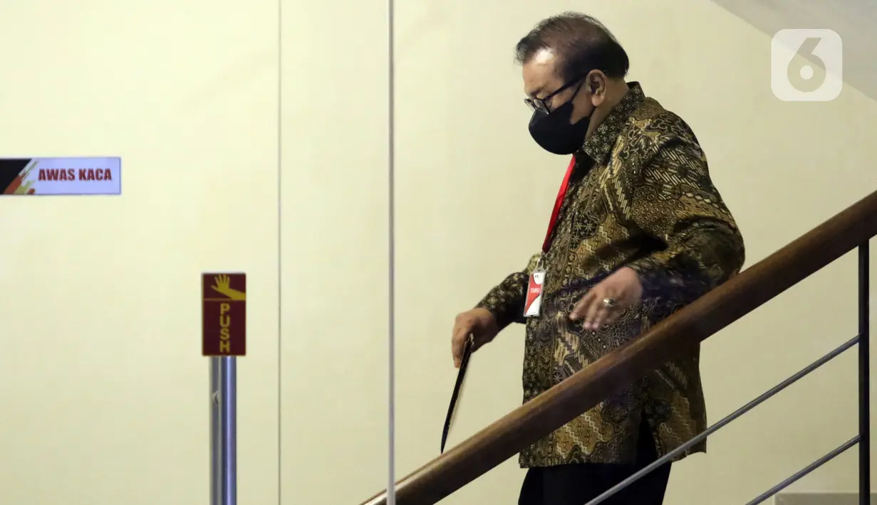 Mantan Gubernur Jawa Timur (Jatim), Soekarwo menuruni anak tangga usai menjalani pemeriksaan di Gedung Merah Putih Komisi Pemberantasan Korupsi (KPK), Jakarta, Selasa (8/11/2022). Soekarwo diperiksa sebagai saksi dalam penyidikan kasus dugaan suap perihal pengalokasian anggaran bantuan keuangan Provinsi Jawa Timur periode 2014-2018 dengan tersangka Budi Setiawan. (Liputan6.com/Helmi Fithriansyah)