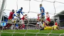 Kiper Arsenal Aaron Ramsdale melompat namun gagal menyelamatkan gawangnya dari pemain Everton James Tarkowski pada pertandingan sepak bola Liga Inggris di Goodison Park, Liverpool, Inggris, 4 Februari 2023. Everton mengalahkan Arsenal dengan skor 1-0. (AP Photo/Jon Super)