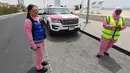 Dokter Filipina, Maria Lagbes bersama sopir ambulans pink dari tim Women Responders di Dubai, 13 Juli 2017. Petugas medis unit khusus ini telah dilatih oleh para dokter senior dan telah lulus pelatihan PEEP dan perawatan medis. (GIUSEPPE CACACE/AFP)