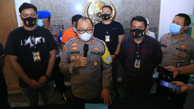 Polisi di Surabaya tangkap pelaku penganiayaan sang pacar di apartemen (Foto: Liputan6.com/Dian Kurniawan)