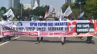 Puluhan ribu buruh yang tergabung dalam Konfederasi Serikat Pekerja Indonesia (KSPI) melakukan aksi unjuk rasa yang dilakukan serentak di 24 Provinsi dan melibatkan 100 kabupaten/kota di seluruh Indonesia, Selasa (26/10/2021).
