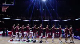 Pemain timnas basket Latvia menyanyikan lagu kebangsaan mereka menjelang pertandingan perempat final Piala Dunia Bola Basket melawan Jerman di Manila, Filipina, Rabu, 6 September 2023. (AP Photo/Michael Conroy)
