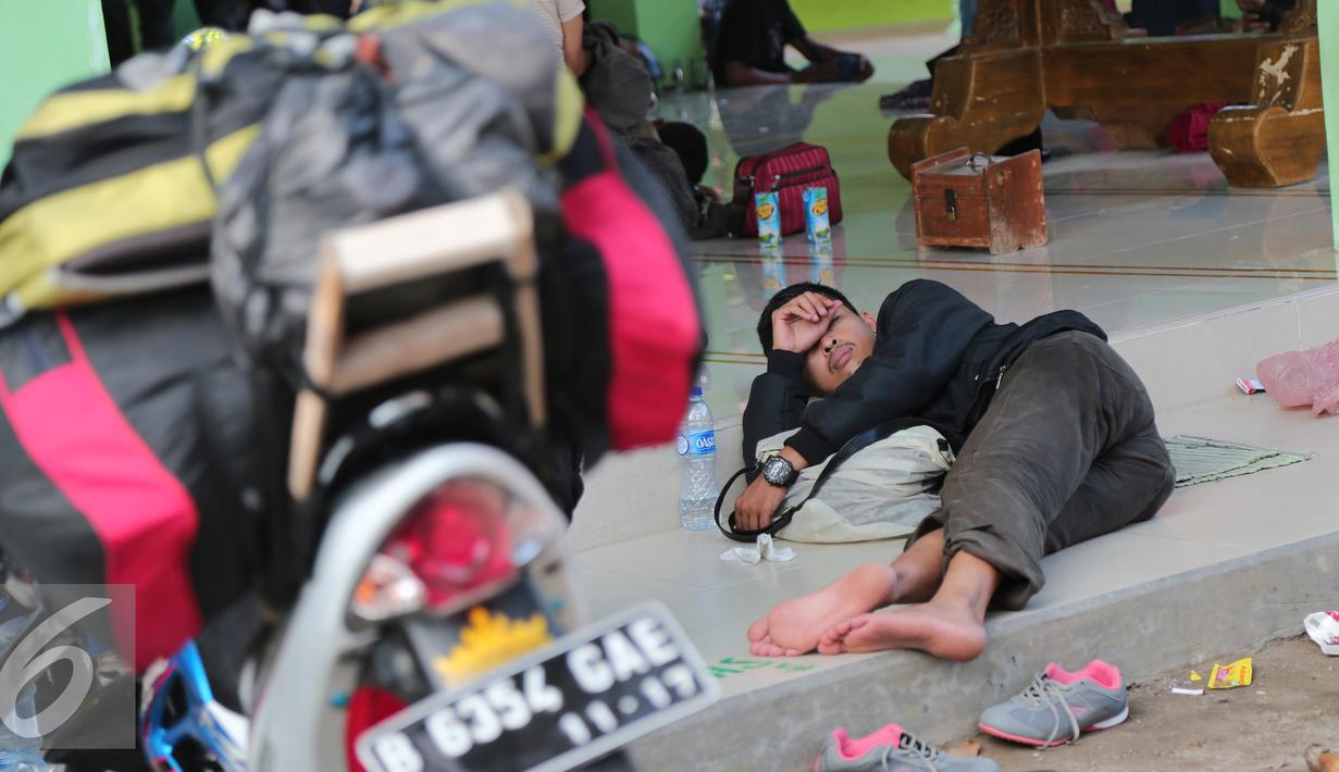 Seorang pemudik saat beristirahat di sebuah mesjid di kawasan Arjawinangun, Cirebon, Jawa Barat, Rabu (15/7/2015).  Usai menempuh jarak yang jauh membuat mereka harus beristirahat sejenak di mesjid tersebut. (Liputan6.com/Herman Zakharia)