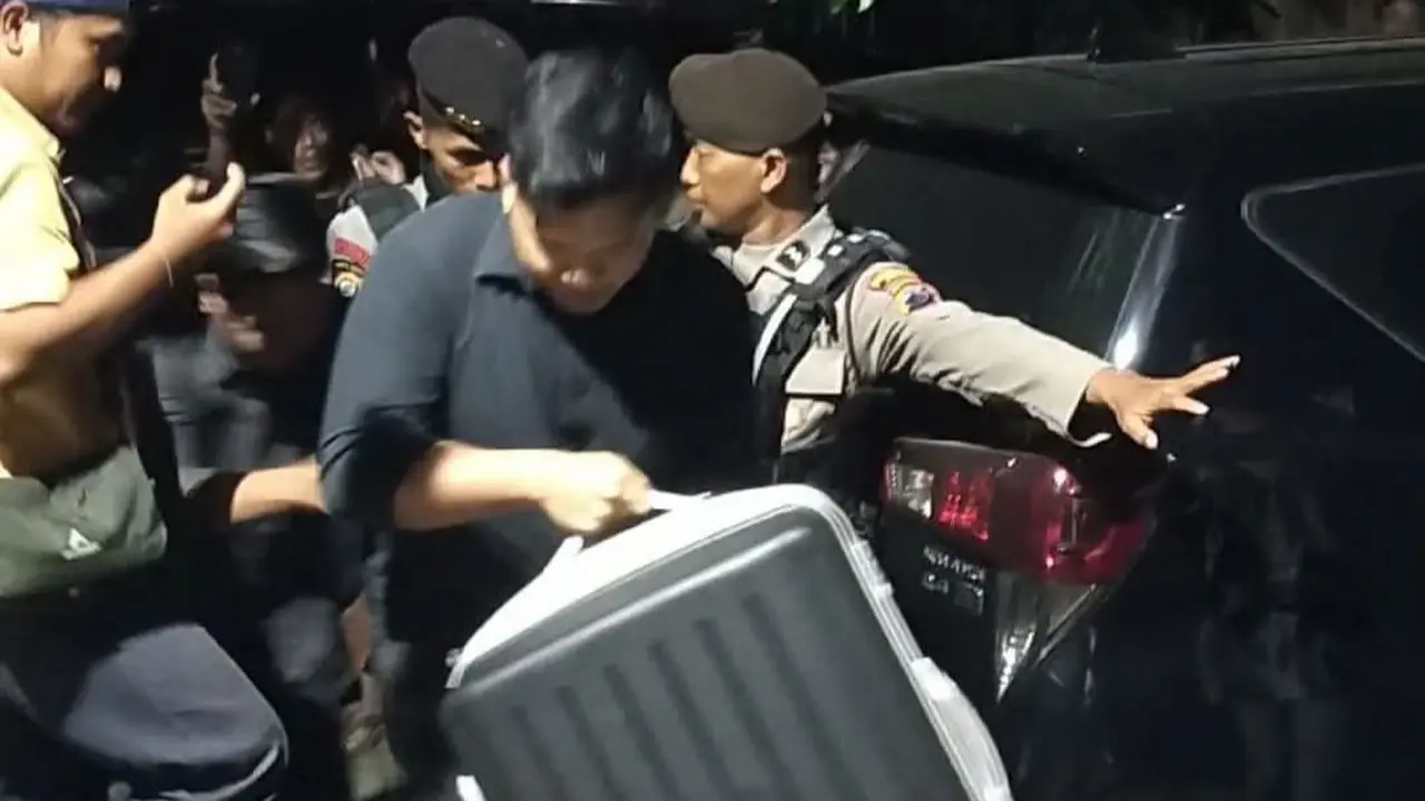 KPK geledah kantor koperasi terkait kasus Bupati Pati Sudewo. (Liputan6.com/Arief Pramono)