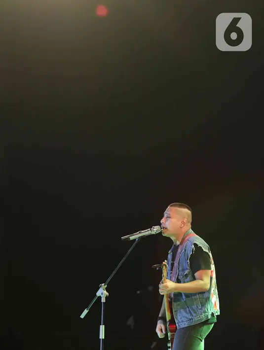 Grup band The Rain tampil pada pembukaan Jakarta Fair 2022 atau Pekan Raya Jakarta 2022 di Jakarta International Expo (JIExpo), Kemayoran, Jakarta, Kamis (9/6/2022). Jakarta Fair 2022 berlangsung pada 9 Juni hingga 17 Juli 2022. (Liputan6.com/Herman Zakharia)