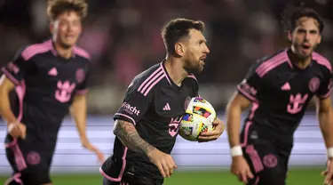 Pemain Inter Miami, Lionel Messi (tengah) berlari usai mencetak gol pada babak kedua pertandingan melawan Los Angeles Galaxy di Dignity Health Sports Park pada 25 Februari 2024 di Carson, California. (Sean M. Haffey /Getty Images North America/Getty Images via AFP)