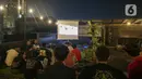 Pengunjung menyaksikan laga final leg pertama Piala AFF 2020 antara Indonesia melawan Thailand di salah satu kafe di Jakarta, Rabu (29/12/2021). Polda Metro Jaya mengizinkan pengelola kafe dan warga menggelar nonton bareng dengan tetap menerapkan protokol kesehatan (Liputan6.com/Faizal Fanani)