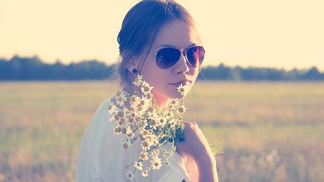 Ilustrasi kacamata hitam