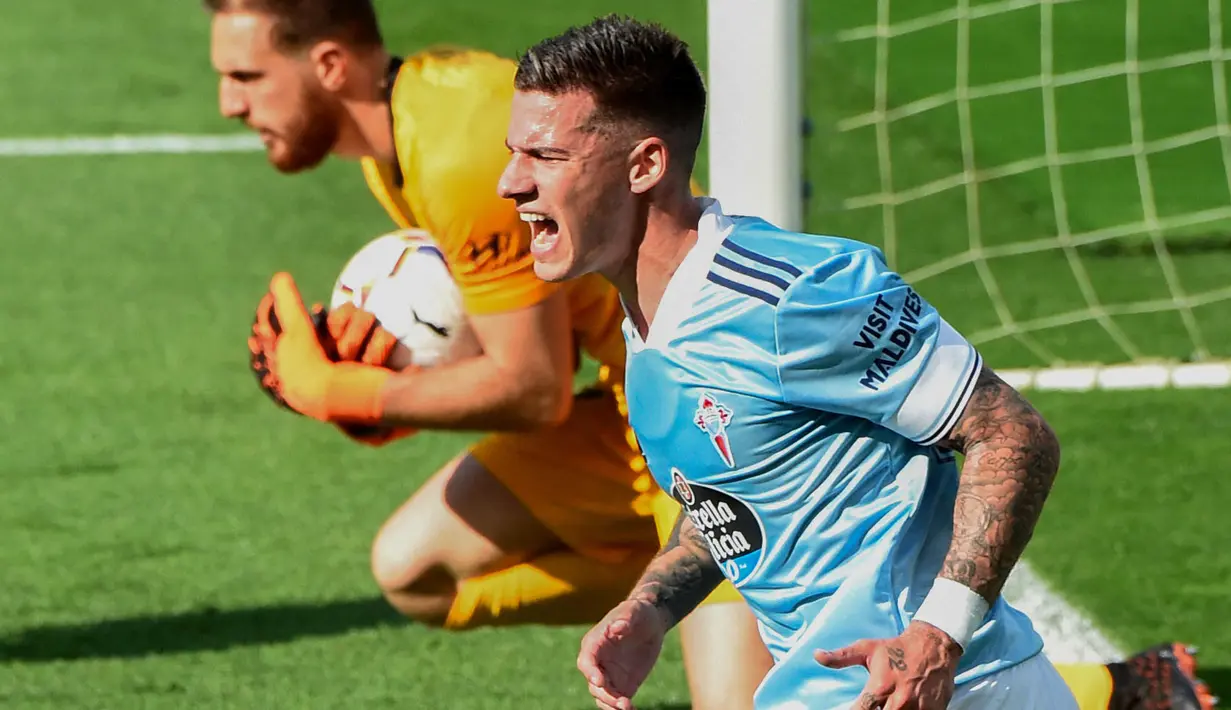 Santi Mina melakukan debutnya di Celta Vigo saat berumur 17 tahun. Ia terus berkembang dan mencapai prestasi yang luar biasa pada musim 2014/15. Mina berhasil mencetak quattrick saat menggulung Rayo Vallecano 6-1. Kala itu, ia masih berumur 19 tahun. (AFP/Miguel Riopa)