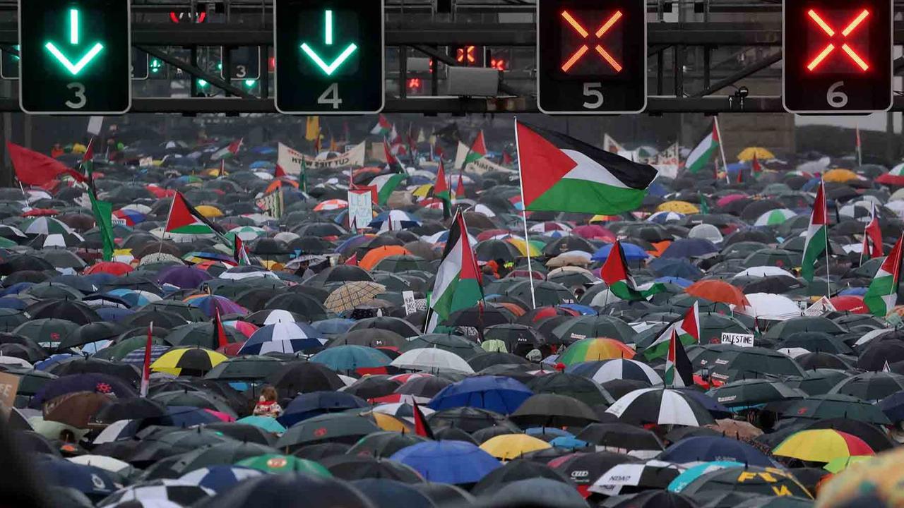FOTO: Ribuan Warga Tumpah Ruah di Jembatan Sydney, Seruan Global untuk Gaza Menggema di Tengah Hujan