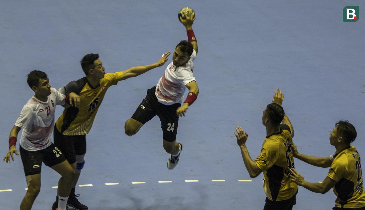 Atlet bola tangan Indonesia, Gilang Wiguna, berusaha memasukan bola saat melawan Hongkong pada laga Grup C Asian Games di GOR Popki, Jakarta Timur, Senin (13/8/2018). Indonesia kalah 17-40 atas Hongkong. (Bola.com/Vitalis Yogi Trisna)
