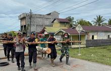 TNI-Polri Bangun Jembatan Darurat di Aceh Singkil Bersama Warga
