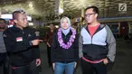Menpora, Imam Nahrawi (kanan) bersama atlet panjat tebing putri Indonesia, Aries Susanti Rahayu (tengah) di Bandara Soetta, Tangerang, Rabu (16/5). Aries berhasil meraih emas pada IFSC World Cup Chongqing di Tiongkok. (Liputan6.com/Helmi Fithriansyah)