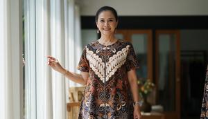 Model Baju Batik Tunik Resleting Depan untuk Wanita 50 Tahun. (Foto: AI)