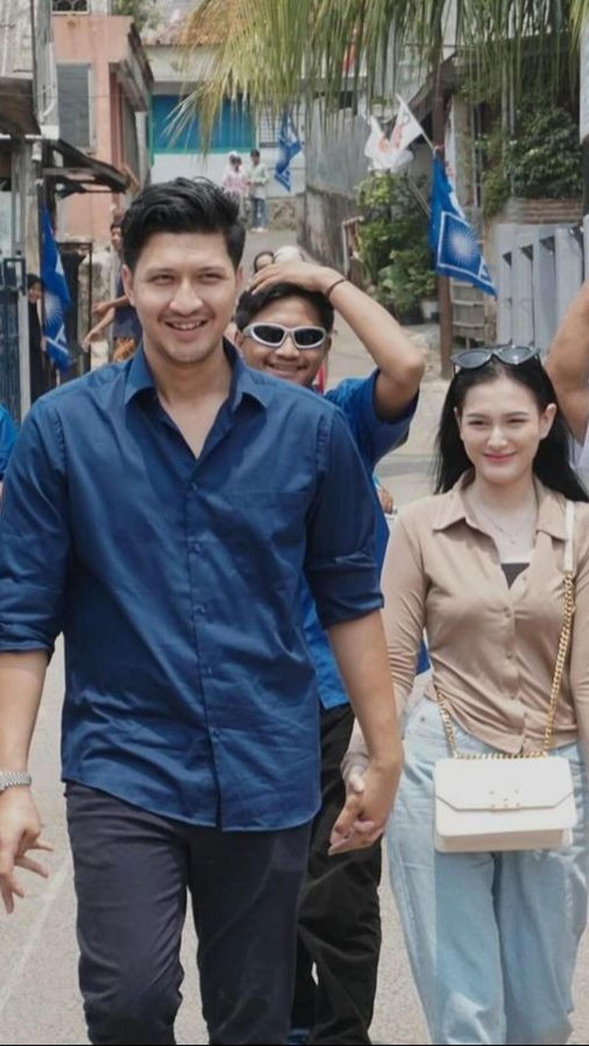 Aditya Zoni dan istri tak hanya tampil romantis, tetapi juga saling mendukung.